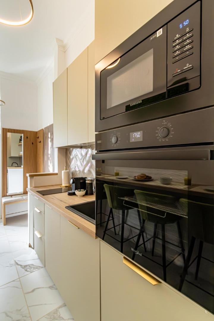 Oasis Apartment On The Broadway With Ac Budapest Exteriör bild